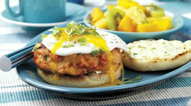 המבורגר סלמון מעושן עם ביצים מטוגנות וגבינת שמנת עם בצל ירוק