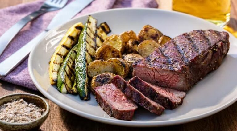 רצועות סטייק ניו-יורק (סינטה על העצם) בצלייה הפוכה (Reverse Sear ) על גריל פלט