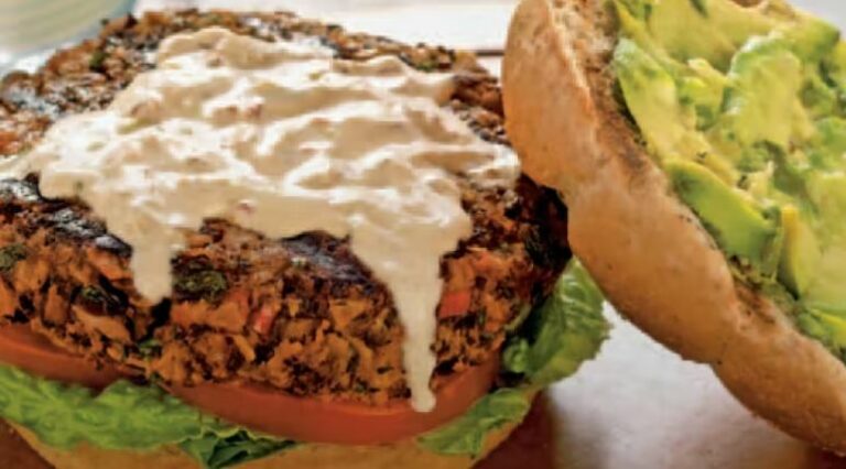 המבורגרים משעועית שחורה עם קרם צ'יפוטלה ואבוקדו